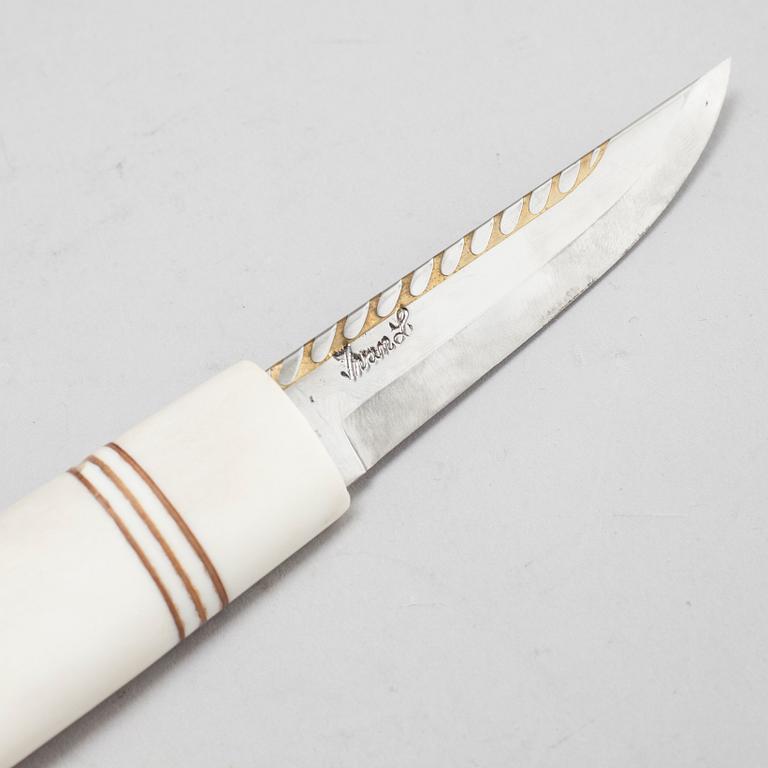 A knife by Ingvar Svonni, signed.