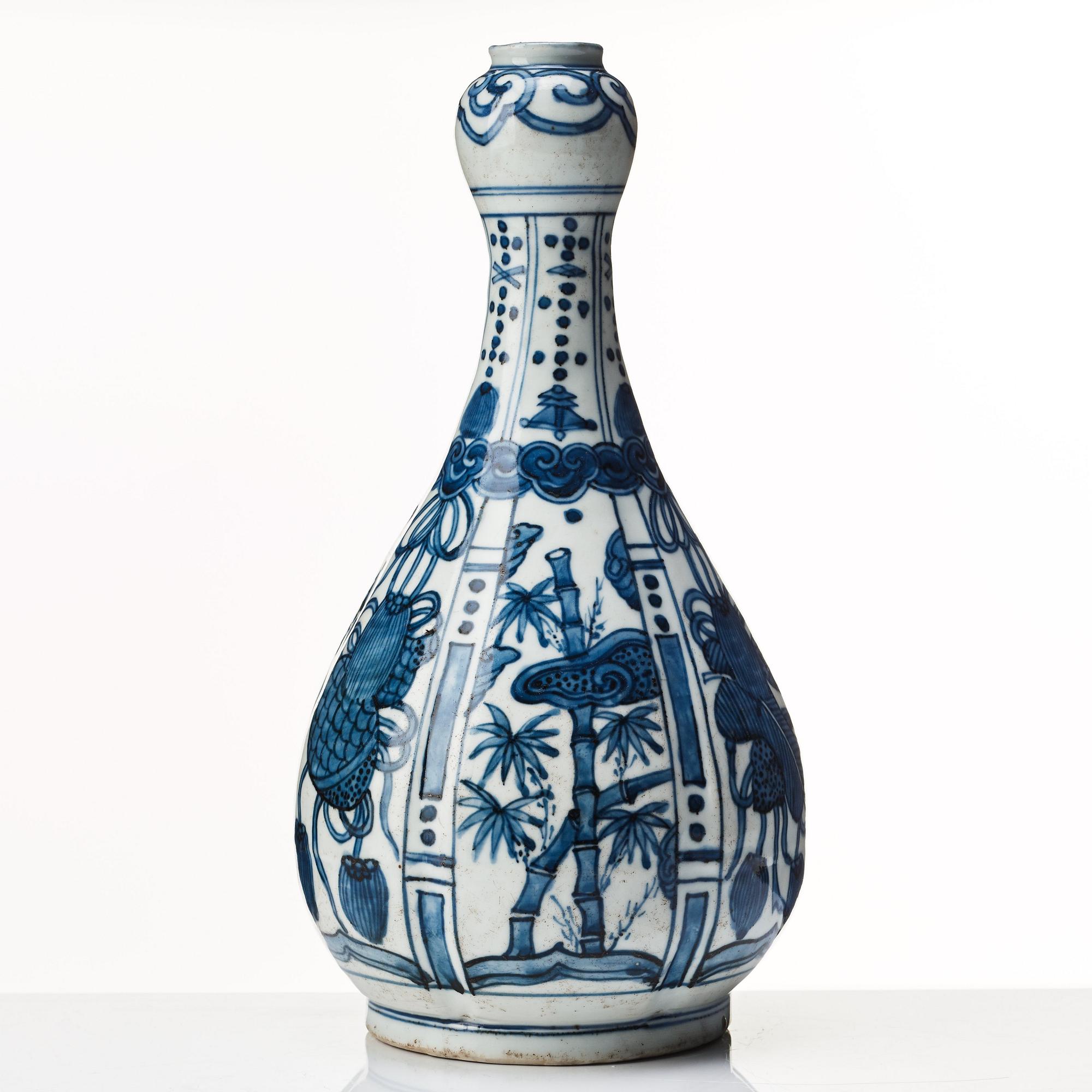 A blue and white bottle flask, Ming dynasty, Wanli (1572-1622).