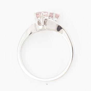 Ring 18K vitguld med två morganiter och briljantslipade diamanter.