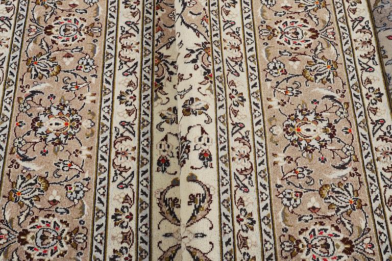 A carpet, Kashan, ca 341 x 240 cm.