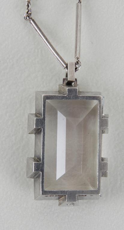 HÄNGSMYCKE OCH ÖRHÄNGEN, ett par. Silver och bergskristall, Stigbert 1944.