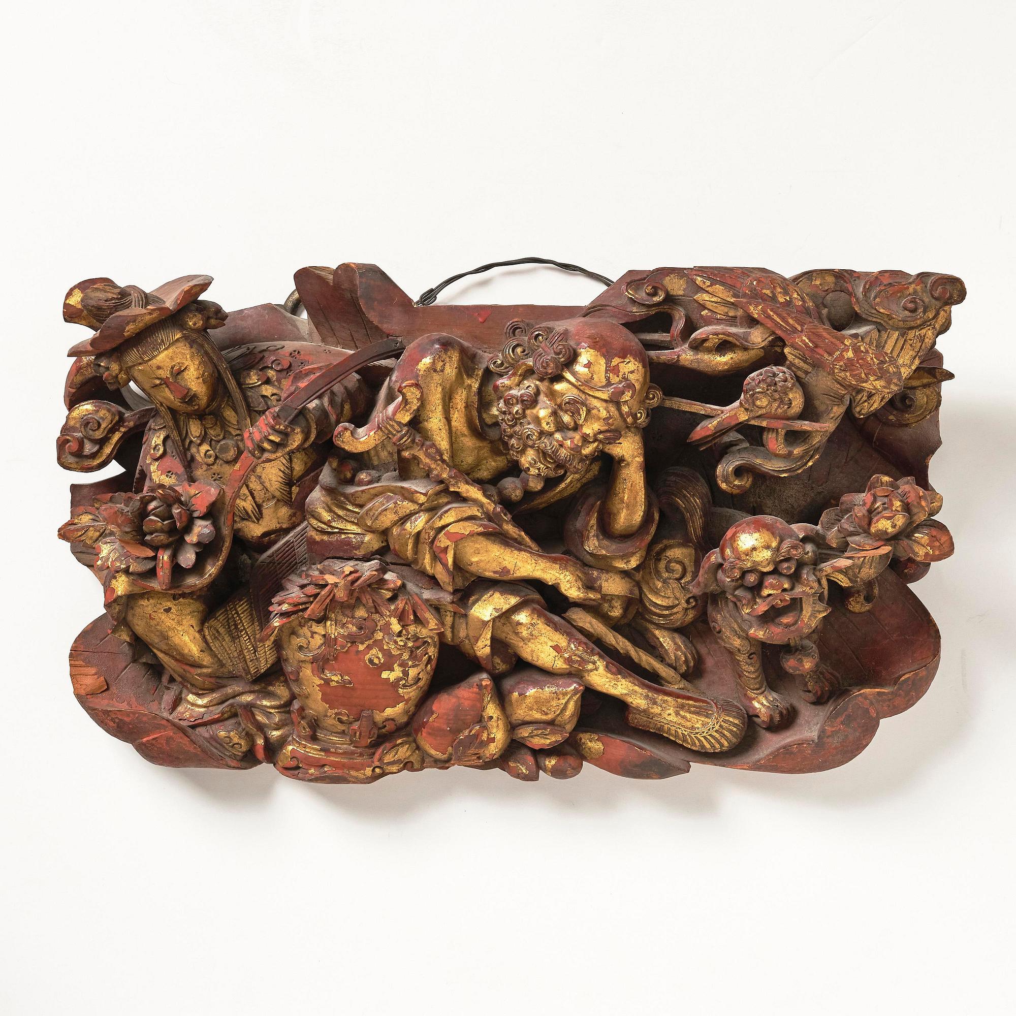 A Chinese giltwood figure panel, late Qing dynasty, 19th century.