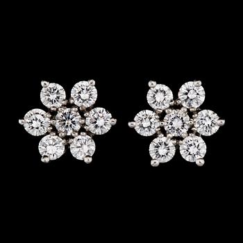 289. A pair od flower diamond earrings, tot. app. 1.80 cts.