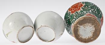 BOJANER, 2 st, porslin, Kina 1800-tal samt KRUKA, porslin, Kina, 1600-tal.