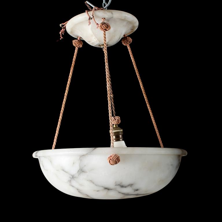 AMPEL, alabaster, 1900-talets första hälft. Höjd ca 53 cm.