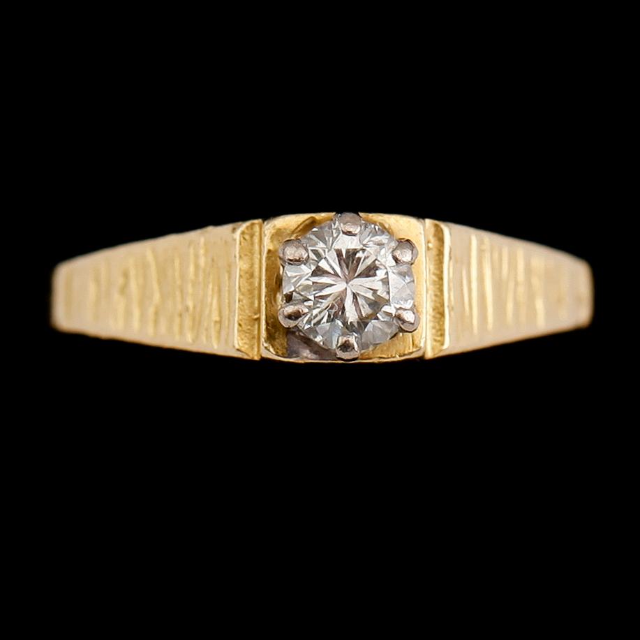RING, 18 k guld med briljantslipad diamant. Vikt ca 3 gram.