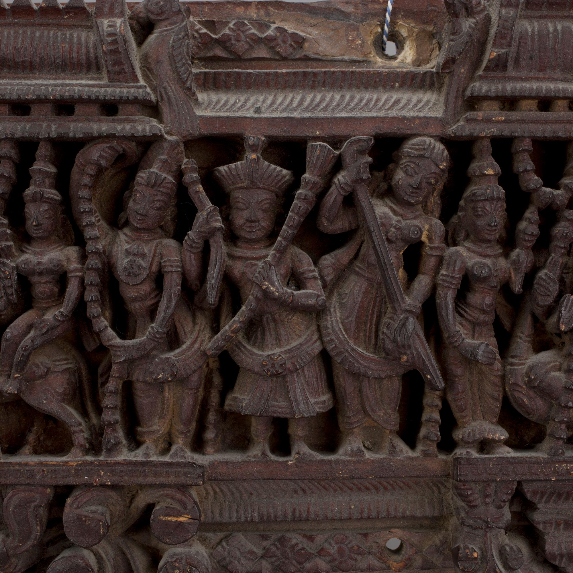 RELIEF. trä, Indien, 1900-talets första hälft.