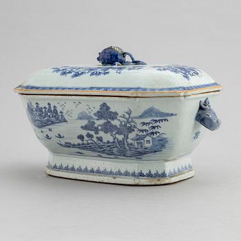 A blue and white export porcelain tureen with cover, Qing dynasty, Qianlong (1736-95).