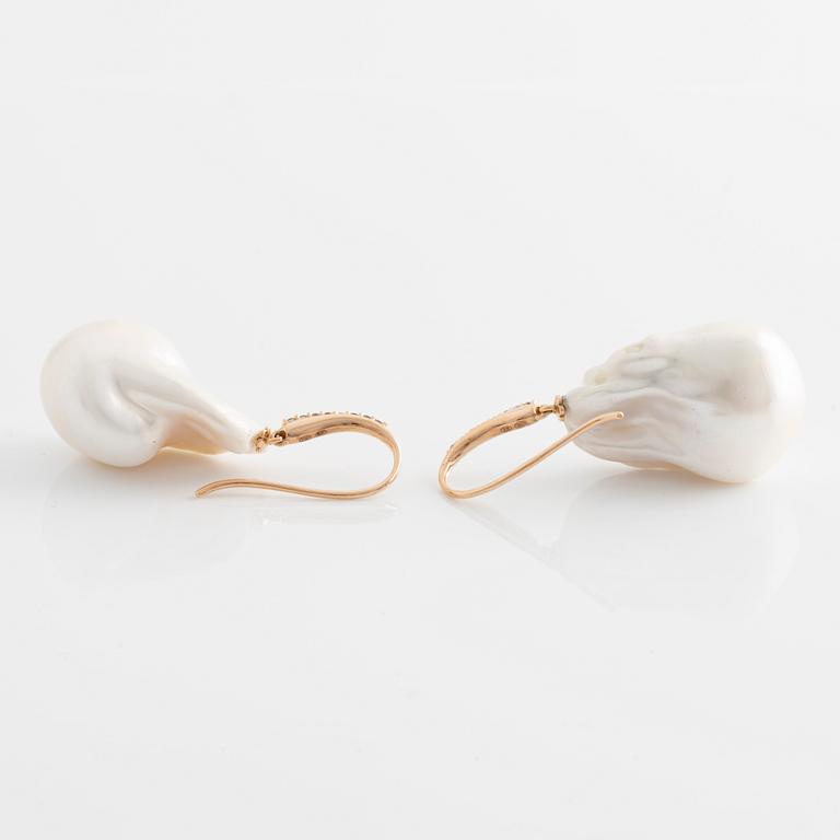 Earrings with cultured baroque freshwater pearls and brilliant-cut diamonds.