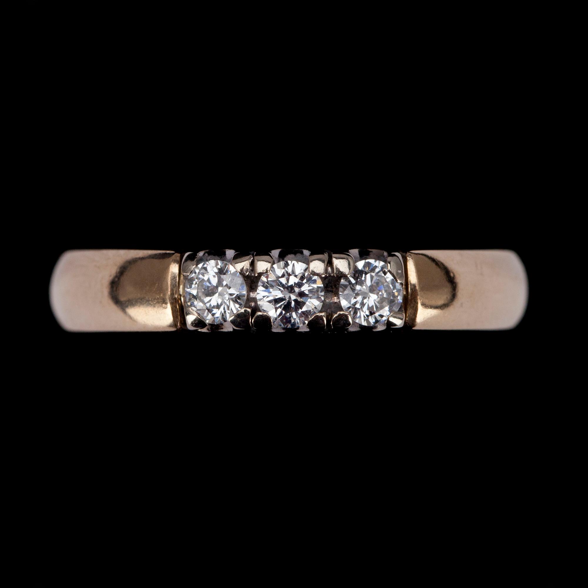 RING, guld 14K, 3 briljantslipade diamanter tot. ca 0,20 ct, finska stämplar 2006. Vikt 3,5 g.