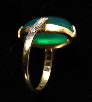 RING, 18K, med en grön Krysopras samt små rosenslipade diamanter.