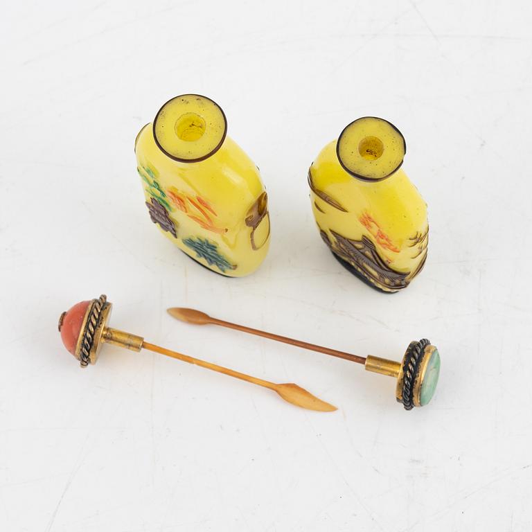 A pair of Chinese Beijing glass snuffbottles, late Qing dynasty/early 1900.