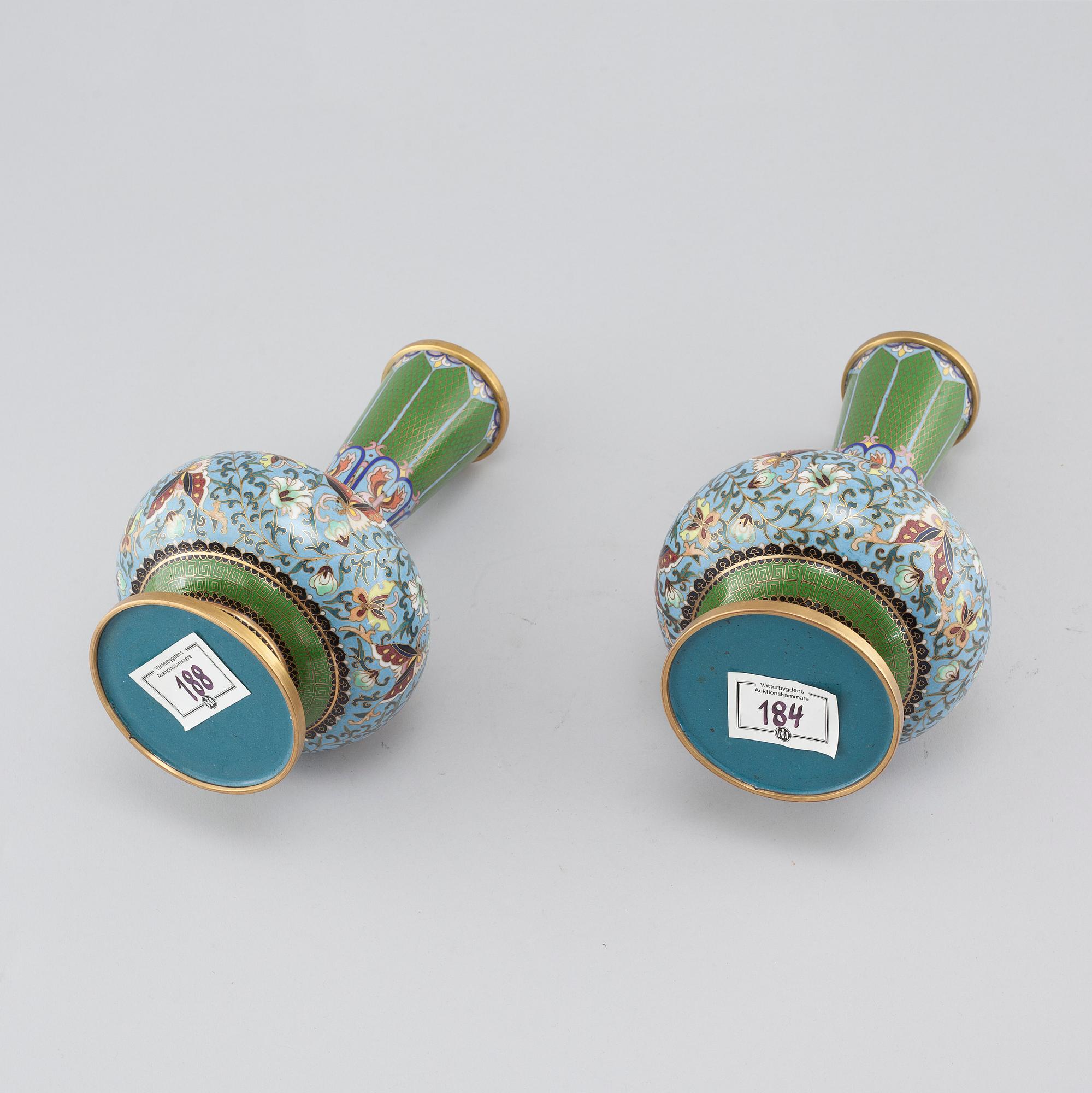 VASER, ett par, cloisonné, Kina, 1900-talets första hälft.