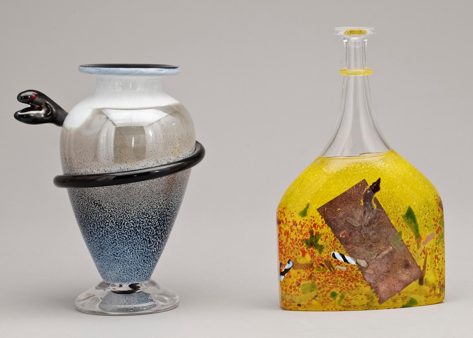 VAS samt FLASKA, glas, Bertil Vallien och Ulrica Hydman-Vallien, Kosta Boda. 1900-tal.