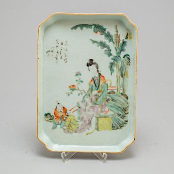 A Chinese famille rose porcelain tray, early 20th century.