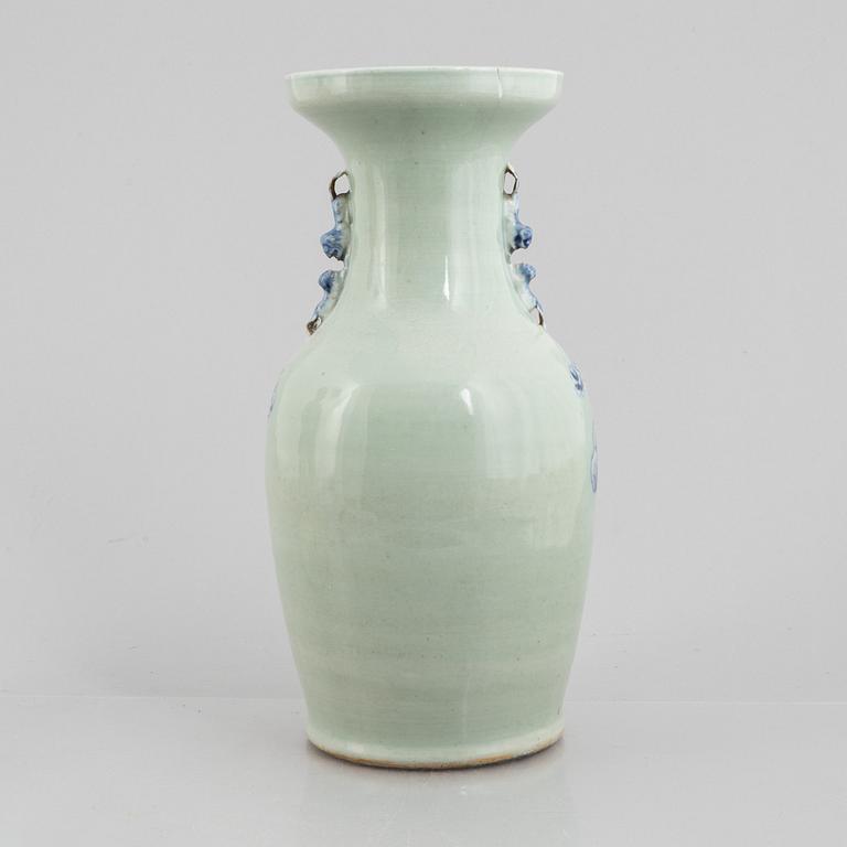 A porcelain vase, China, Qing dynasty, 19th century.