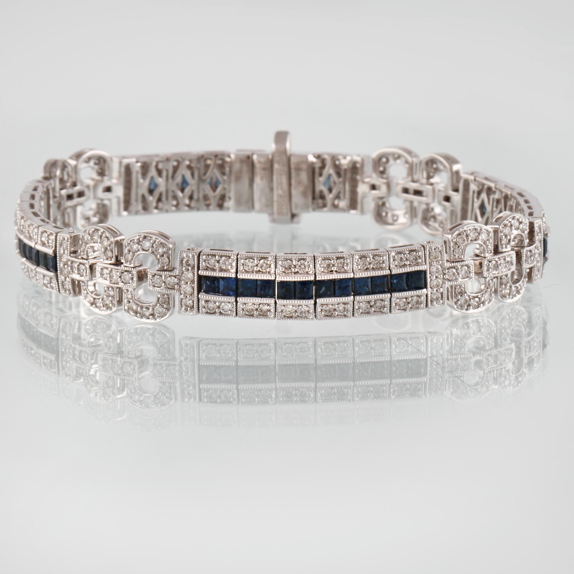 ARMBAND, 18K vitguld med 238 briljantslipade diamanter 2.29 ct och 49 fasettslipade blå safirer 3.31 ct. Vikt 30, 7 g.