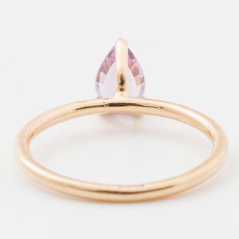 RING, med droppslipad ametist.