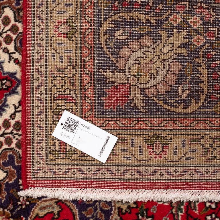 A carpet, Täbris, ca 340 x 247 cm.