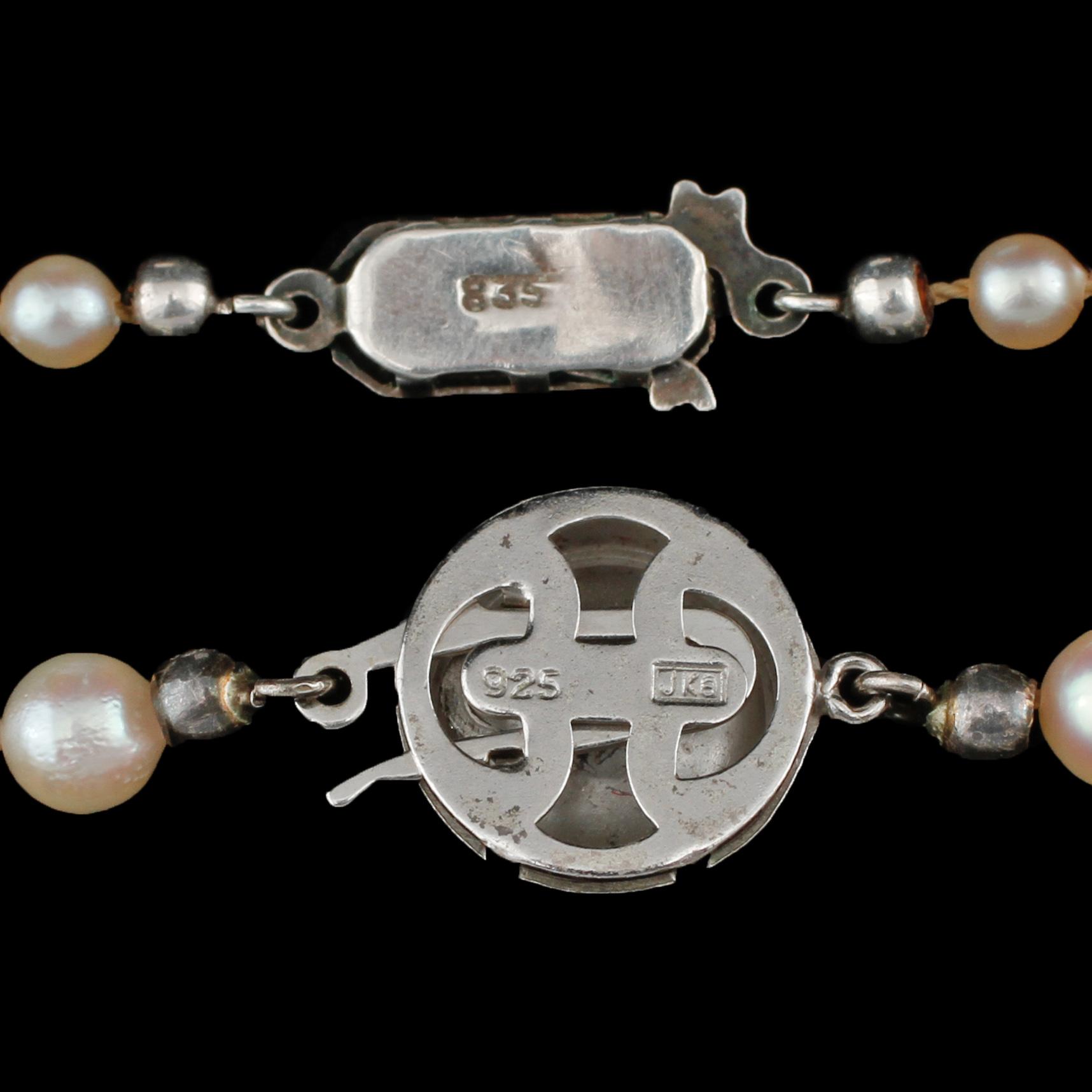 COLLIER, 2 st samt ÖRHÄNGEN, ett par, odlade pärlor samt lås i silver, 1900-talets andra hälft.