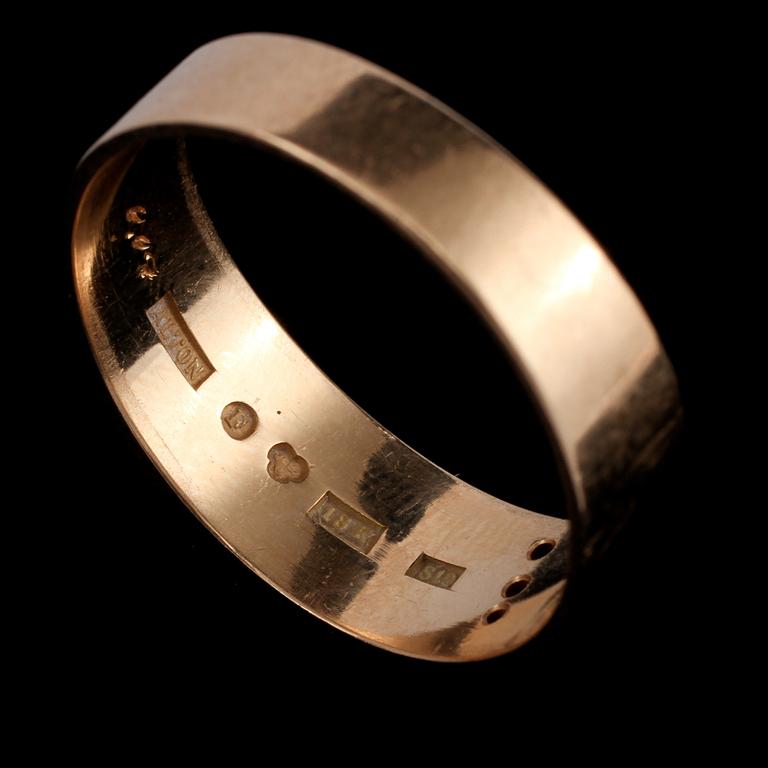 RING, 18k guld med 3 briljantslipade diamanter tot 0.07 ct, Alton, Falköping, 1992. Vikt 13 g.