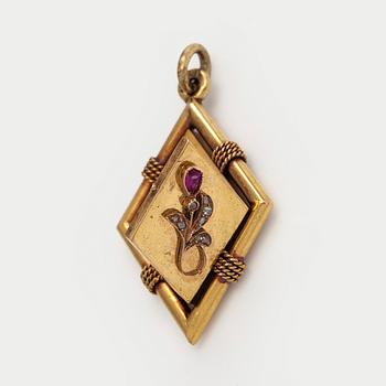 Medaljonki, viistehiottu rubiini, ruusuhiotut timantit, 14K (56) kultaa, Venäjä 1908-1926.