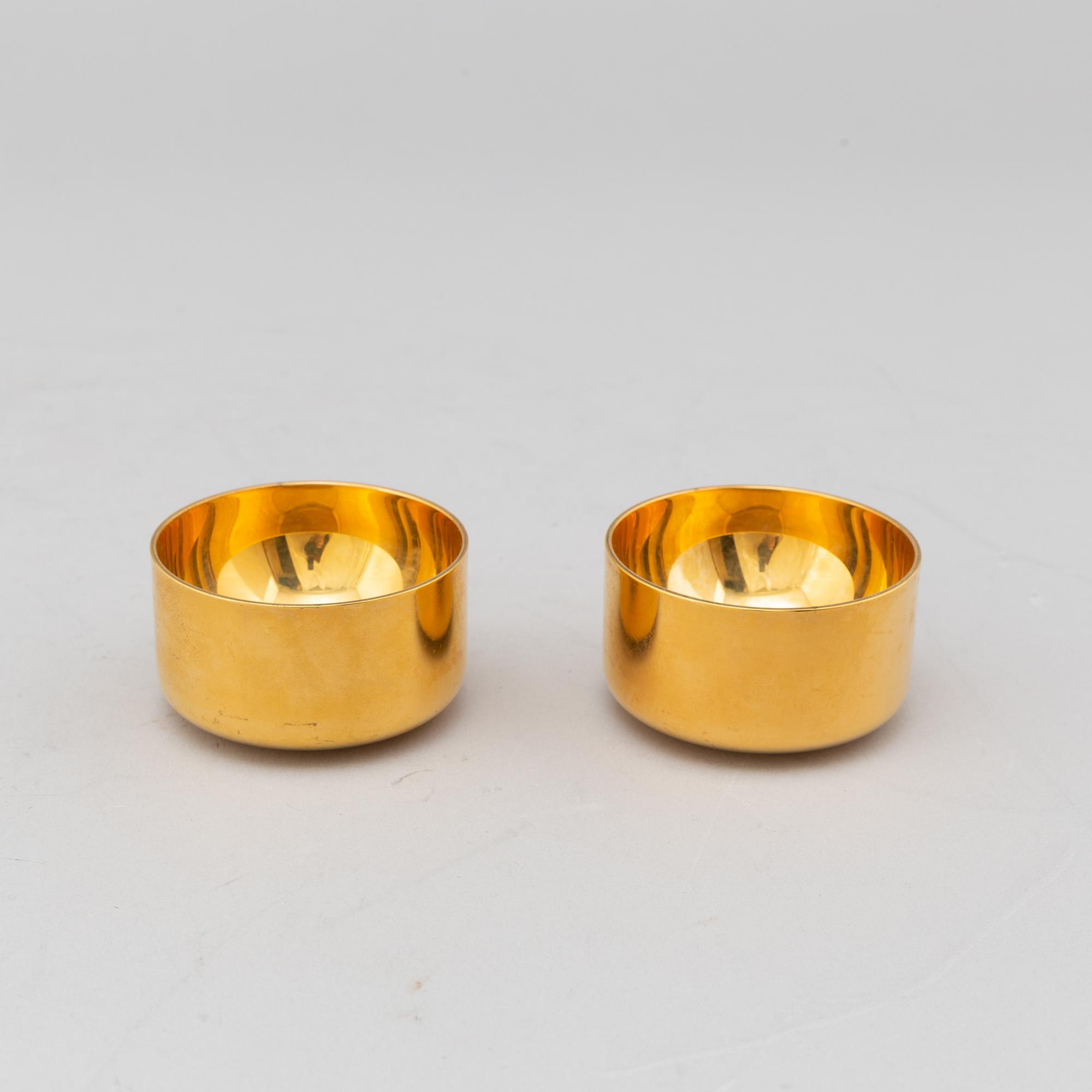 A SKULTUNA MESSINGSBRUK HIP FLASK AND 4 CUPS.