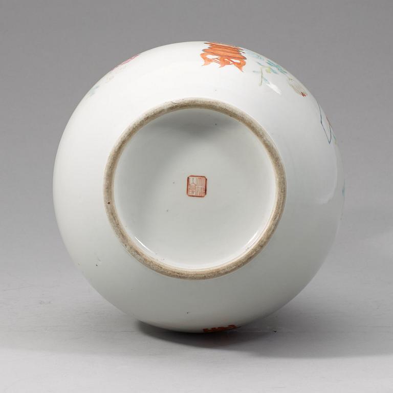 A Chinese famille rose vase, early 20th Century.