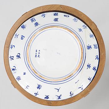 Bord med porslinsfat, ett par, Europa & Japan. omkring år 1900.