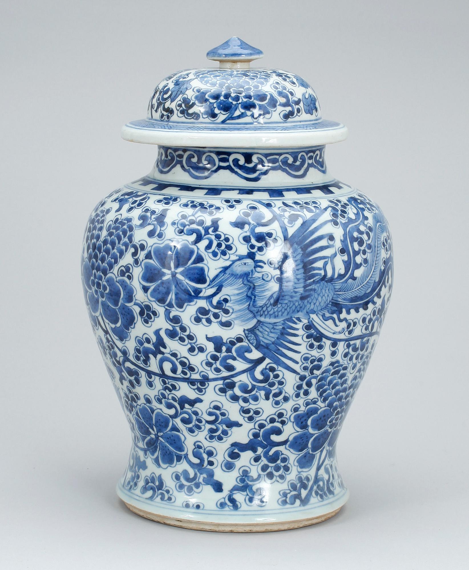 URNA med LOCK, porslin, Kina, Kangxi-stil, 1900-tal.