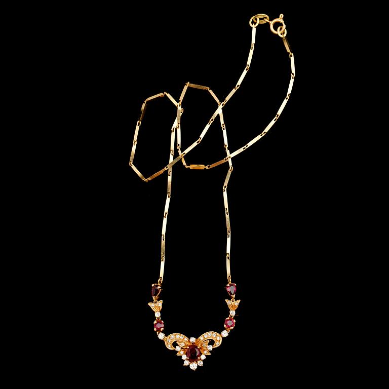 COLLIER, 18 k, med rubiner samt briljanter. Total vikt med stenar ca 11 g.