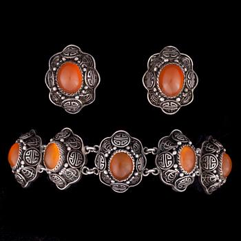 ARMBAND samt ÖRHÄNGEN, ett par, silver och karneoler, Kina, bär finska kontrollstämplar, Helsingfors 1965.