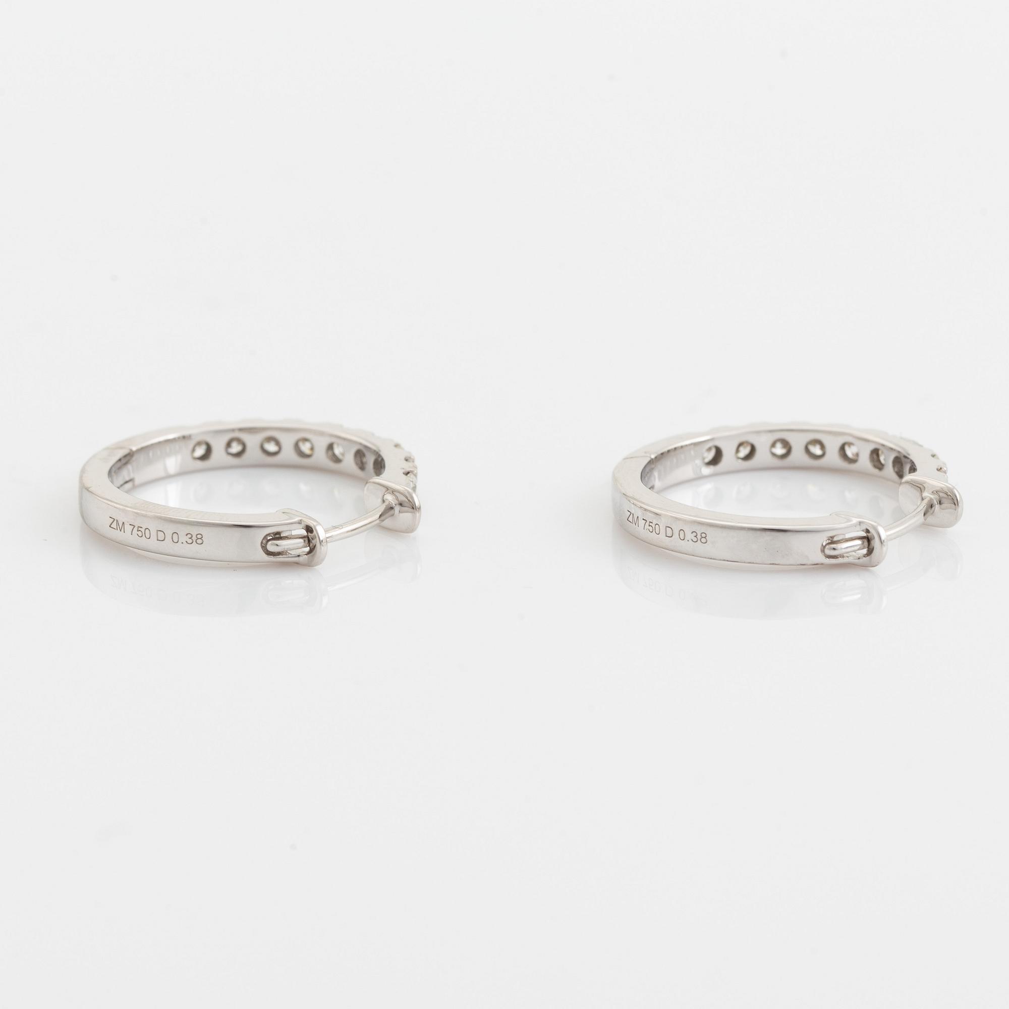 Örhängen, kreoler med briljantslipade diamanter.