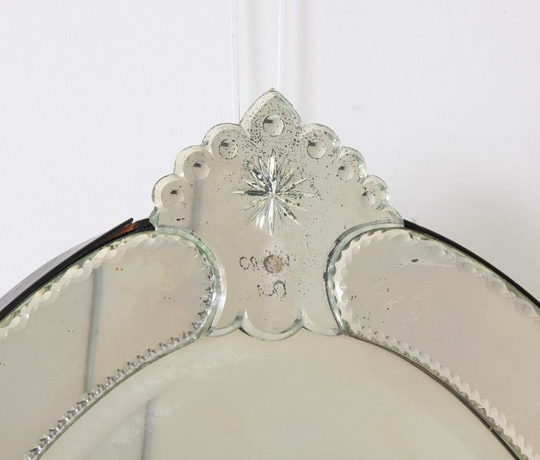 SPEGEL, glas, Venetiansk modell, troligen omkring 1900.
