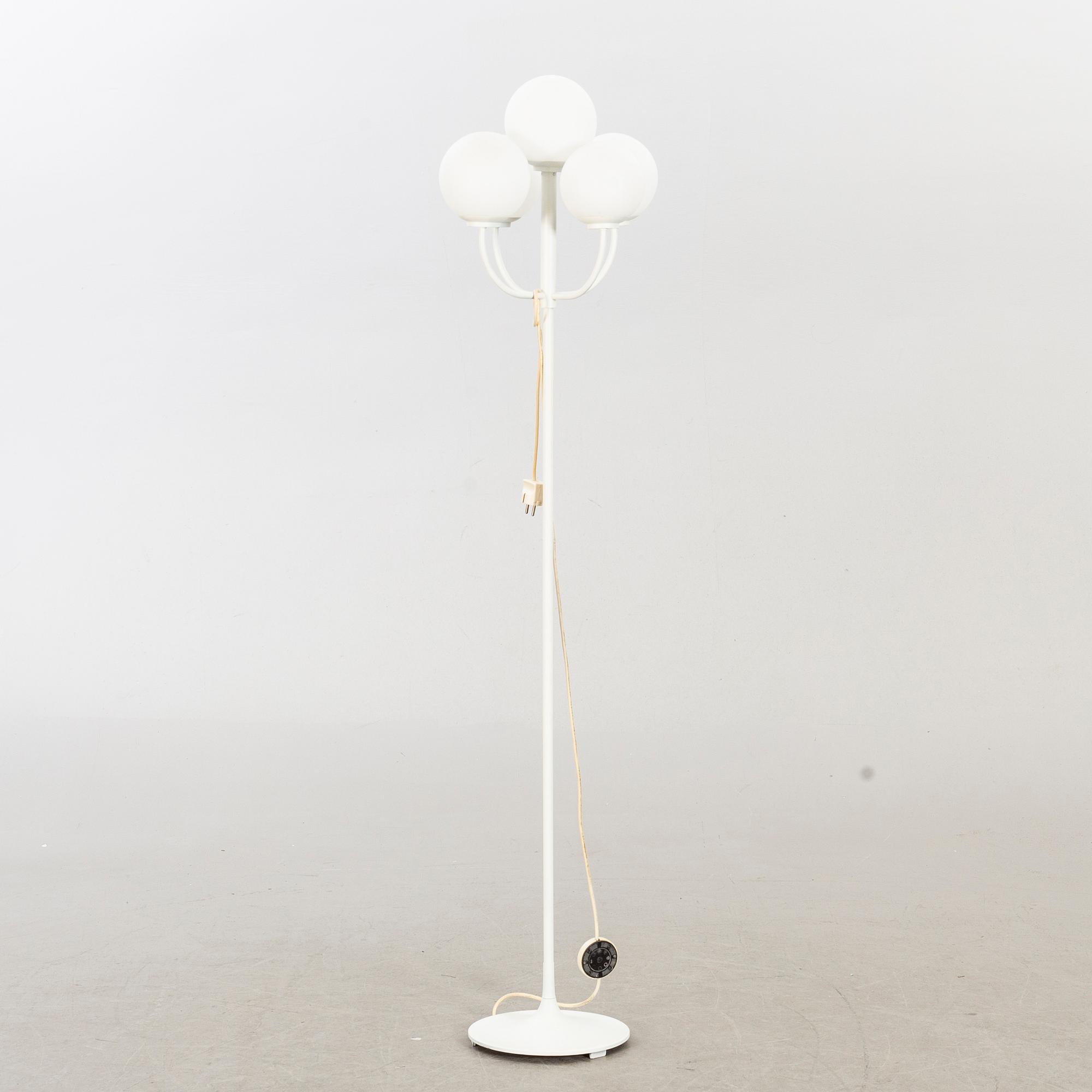 A 1980'S FLOOR LAMP.