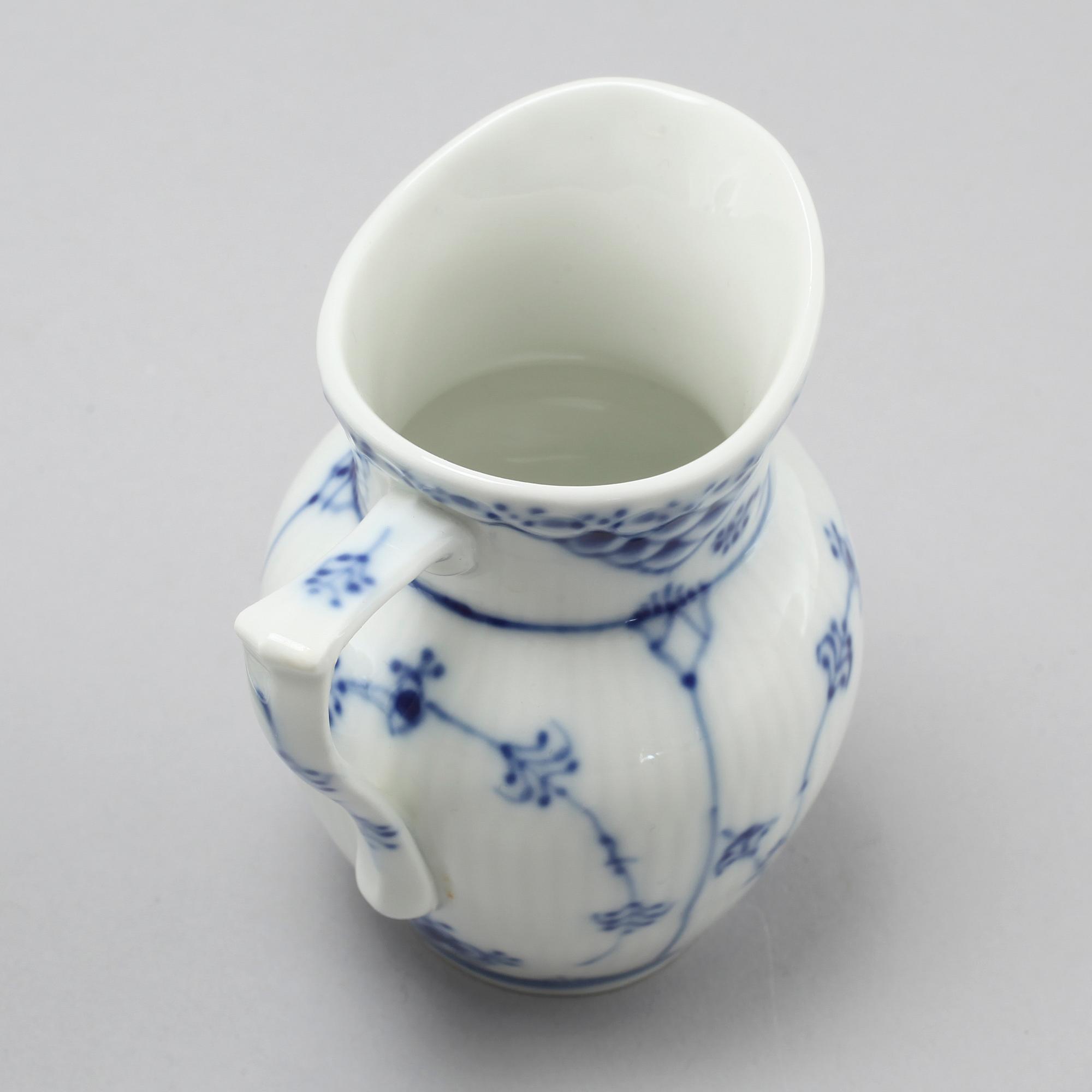 63 pieces of porcelain tableware from Royal Copenhagen, model "Musselmalet", second half of the 20th century.