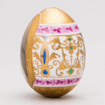 AN 19TH CENTURY RUSSIAN PORCELAIN EASTER EGG.