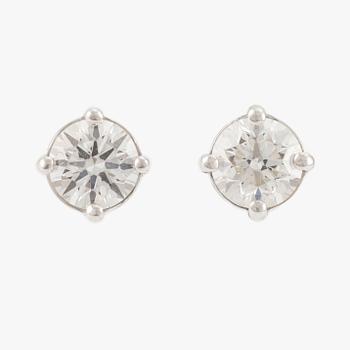 Earrings with brilliant-cut diamonds, accompanied by a GIA dossier.