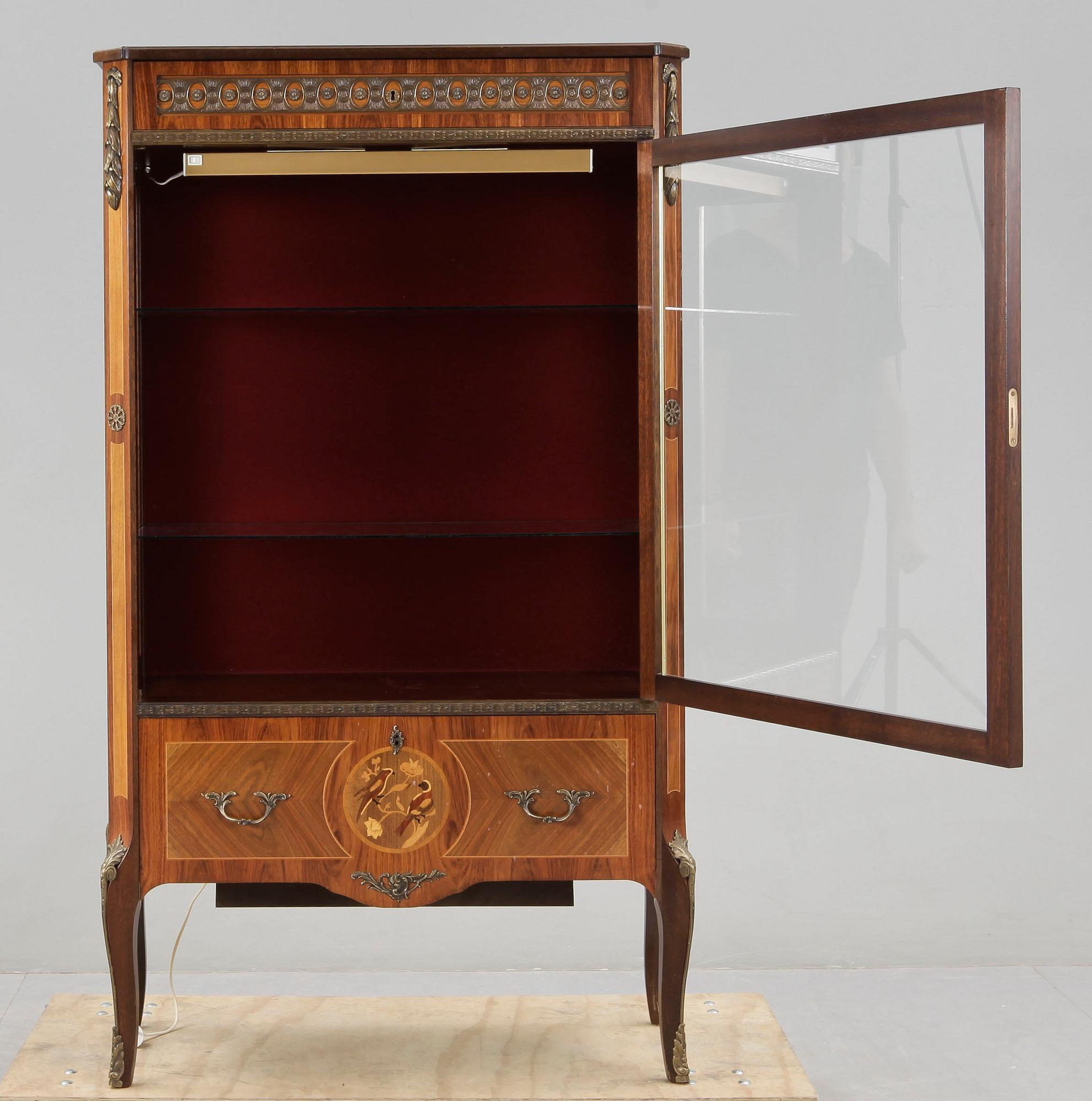 VITRINSKÅP, Louis XVI-stil, 1900-talets mitt.