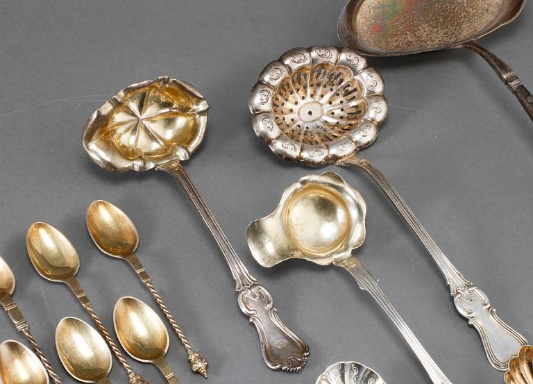 PARTI SKEDAR, 19 st, silver, 1800- respektive 1900-tal. Vikt 387 gram.