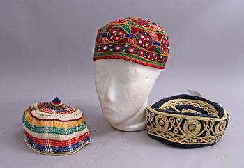 MANSDRÄKT, Västafrika, och HUVUDBONADER, 3 st, 1900-talets slut.