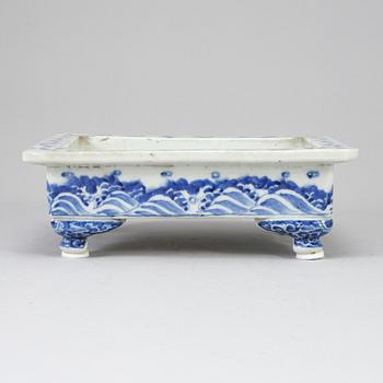 A blue and white censer, Japan, Meiji (1868-1912).