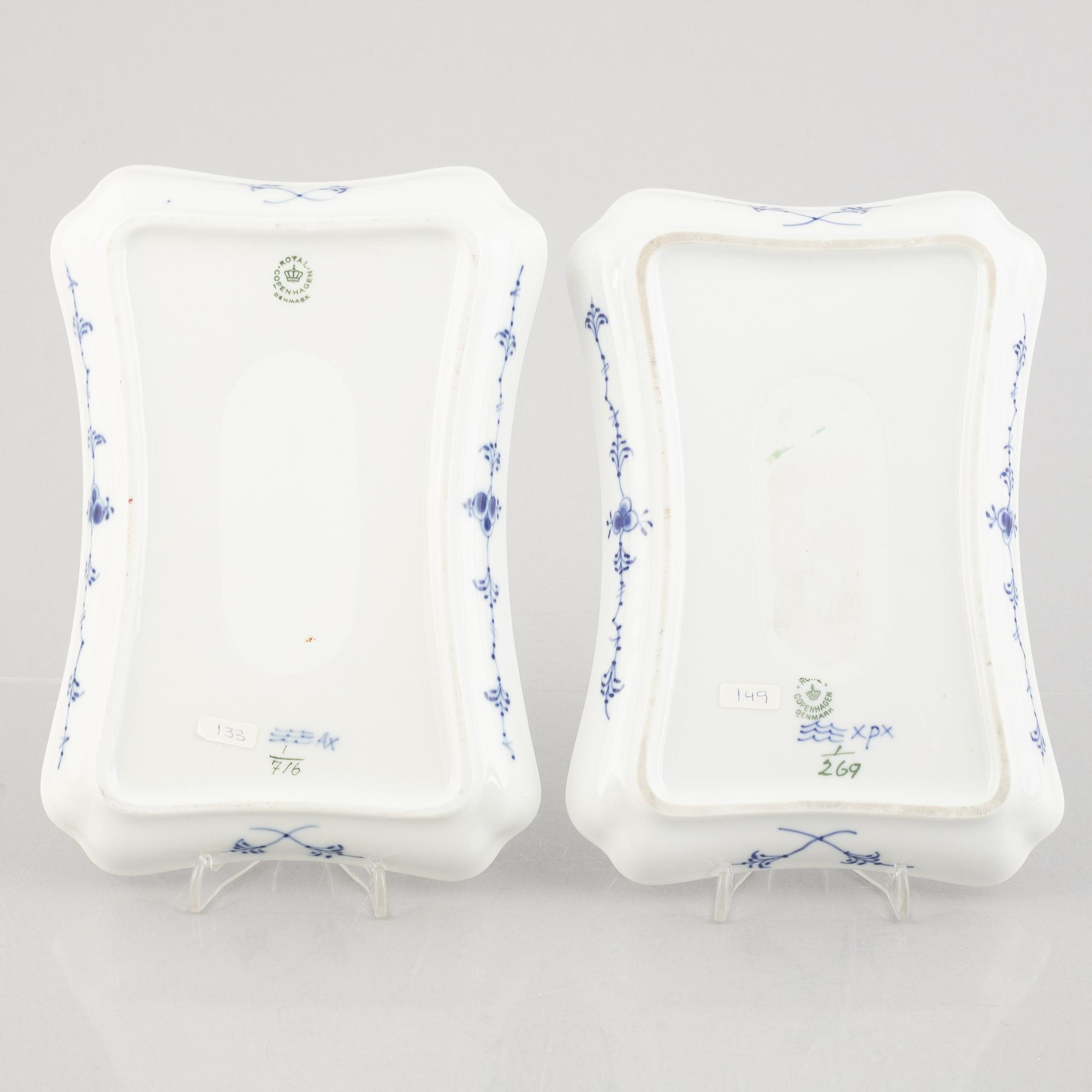 Two 'Blue Fluted' / 'Musselmalet riflet' serving dishes / trays, Royal Copenhagen, model 269 and 716, 1960s.