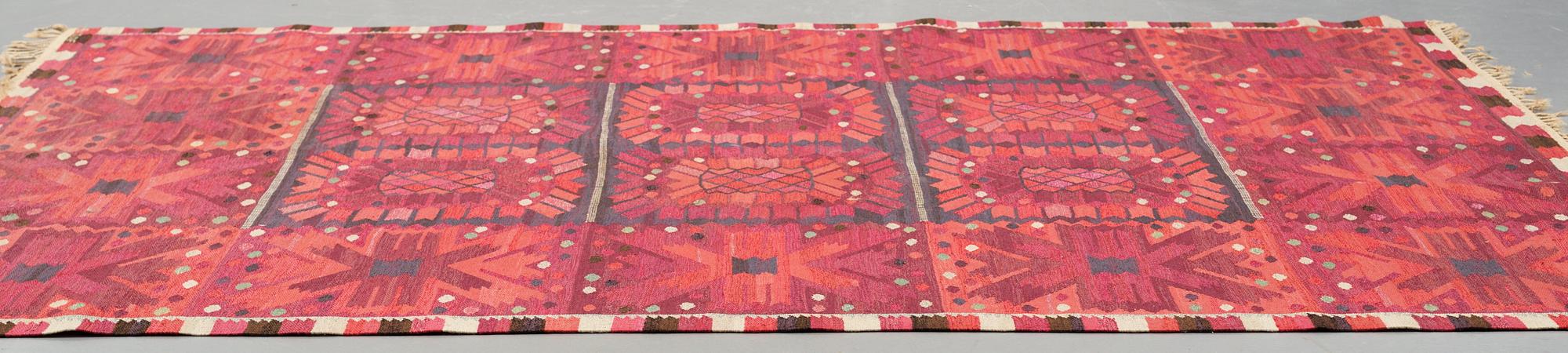 Barbro Nilsson, Matto, "Nejlikan röd", flat weave, ca 320-323 x 251 cm, signed AB MMF BN.