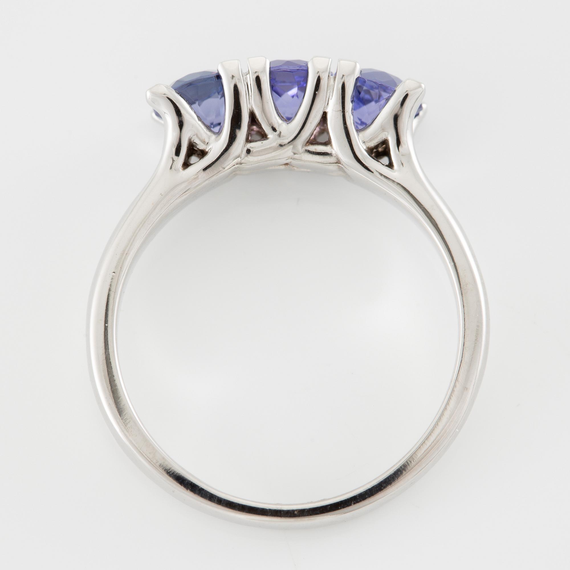 Ring 14K white gold with three tanzanites.