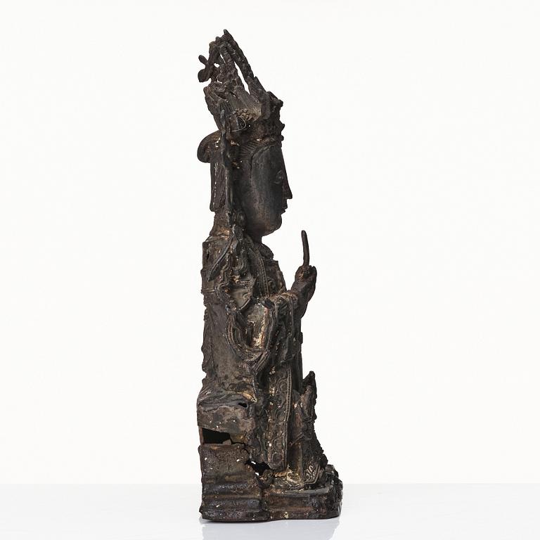 A bronze scultpure of Guanyin, Ming dynasty (1368-1644).