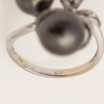 Ring, 18k vitguld med Tahitipärlor och diamanter.