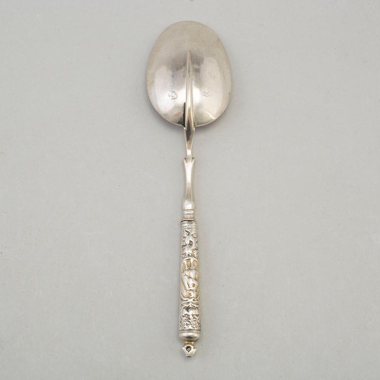 A SILVER RAT TAIL SPOON, probably Germany, 17th/18th century.