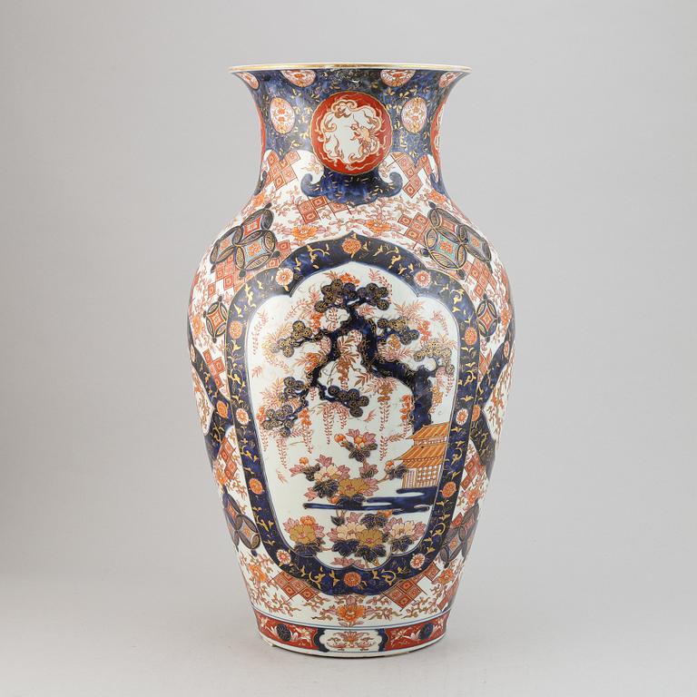 A large imari porcelain vase, Japan, Meiji (1868-1912).