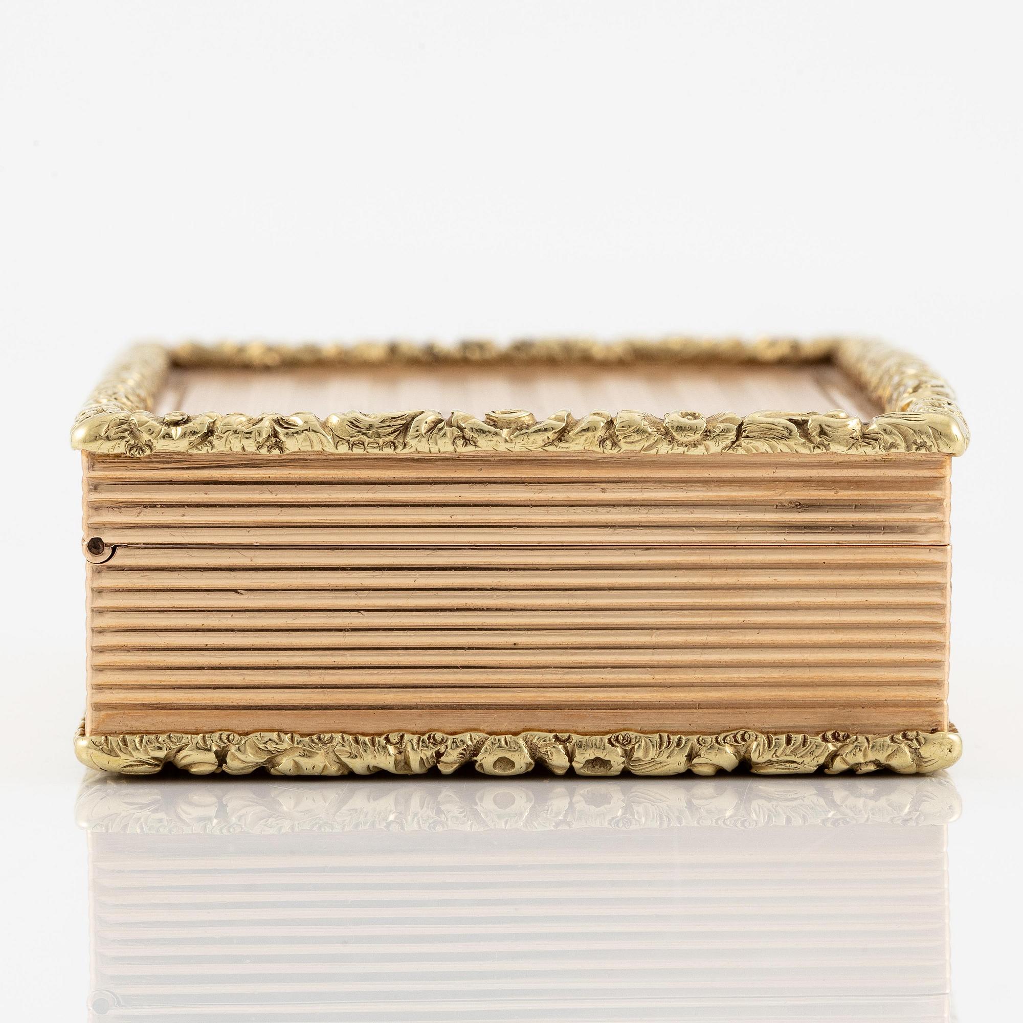 An european 14 carat gold box 'deux couleur', unmarked, probably Central Europe 19th century.